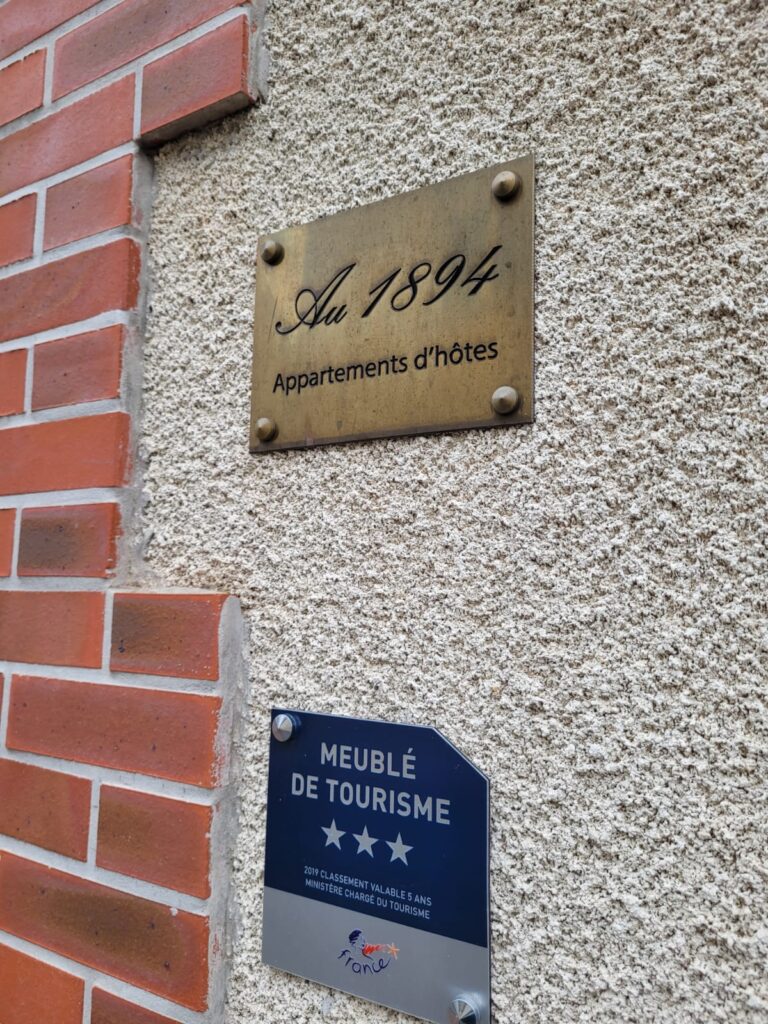 plaque "meublé de tourisme 3 étoiles" sur la façade de la maison Au 1894 à Avize