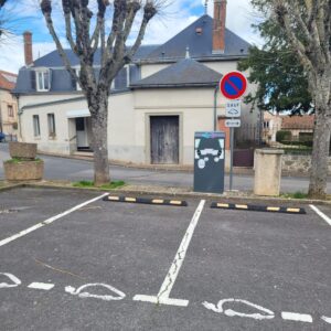 borne de recharge pour voiture électrique sur le parking de la mairie place Charles de Gaulle à Avize 