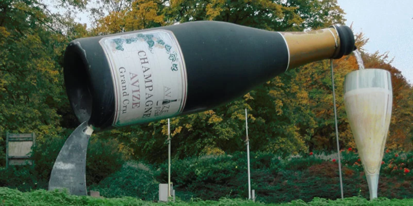 bouteille géante au parc Vix à Avize village classé Grand Cru dans l'appellation Champagne