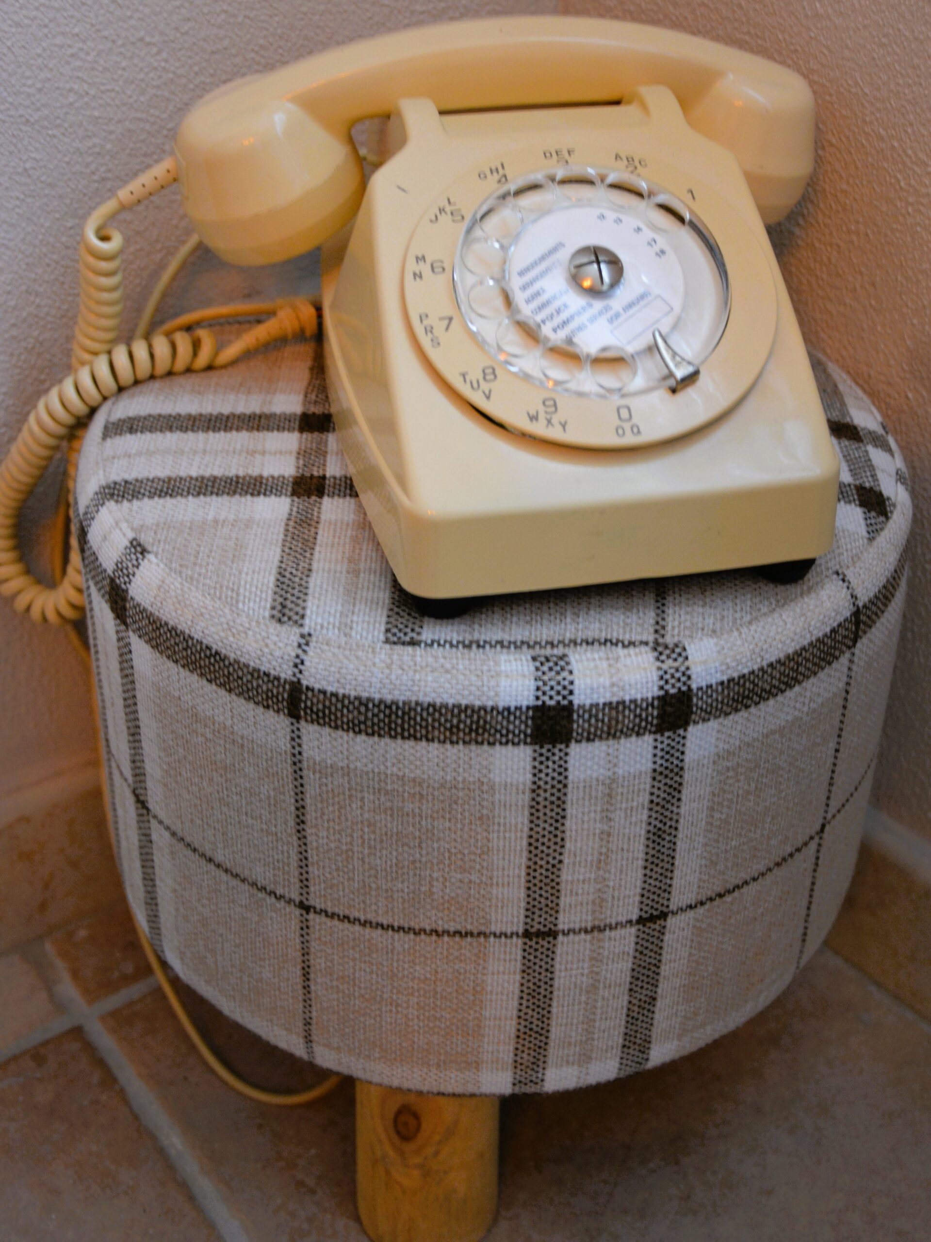 téléphone vintage dans appartement Grand Cru pour contact Au 1894 BnB