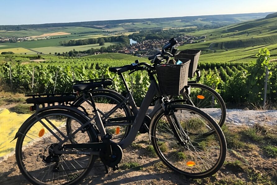deux vélos électriques au milieu des vignes en Champagne