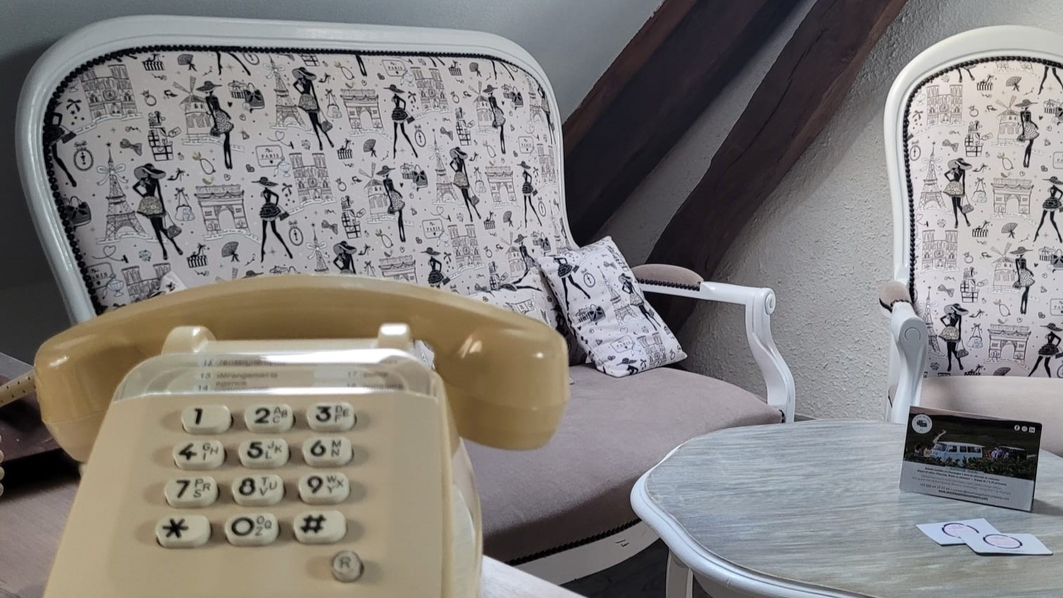 salon de l'appartement Loft Au 1894 Bnb Avize avec téléphone vintage