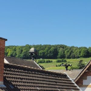 Vue sur les toits d'Avize et les vignes de la Côte des Blancs depuis les fenêtres du dernier étage de la Maison Au 1894
